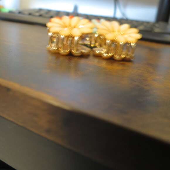 8 piece or set of 4 Resin Multi-Colored Flower Mini Clips - Picture 3 of 3